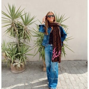 BUFANDA LUZ VIBRANT COQUETTE LEOPARDO NEGRO-CAFÉ Letras Rosa